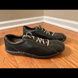 Born women’s lace-up leather shoes